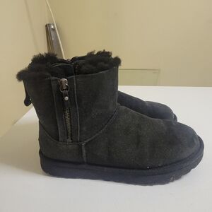 EUC UGG Womens Black Boots w/ Dual Zips